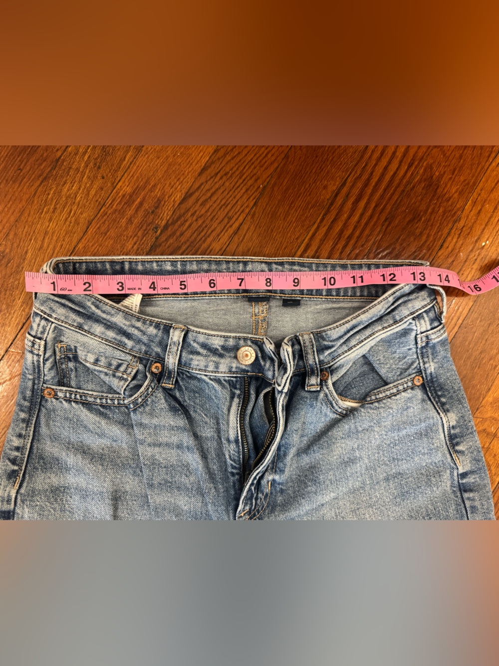 American Eagle Destroyed Mom Jeans - 4s - Picture 6 of 7